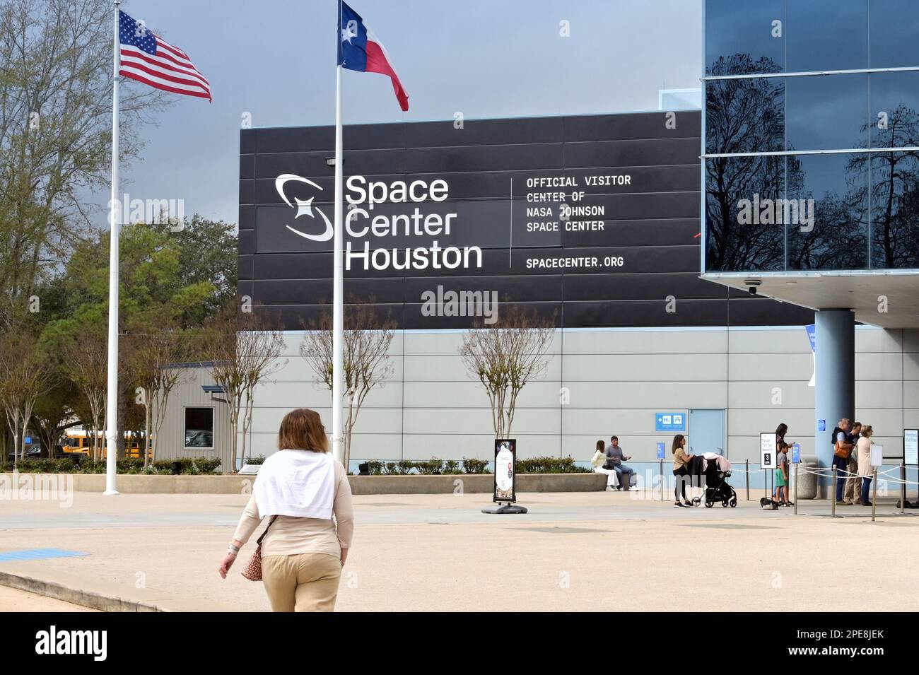 Houston, Texas, USA - Februar 2023: Person geht auf dem Weg zum Eingang des NASA Johnson Space Center in Houston Stockfoto
