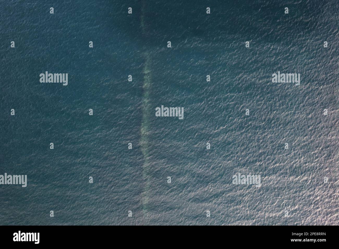 Tiefblaue Meerwassertextur Breite Drohne über der Sicht Stockfoto