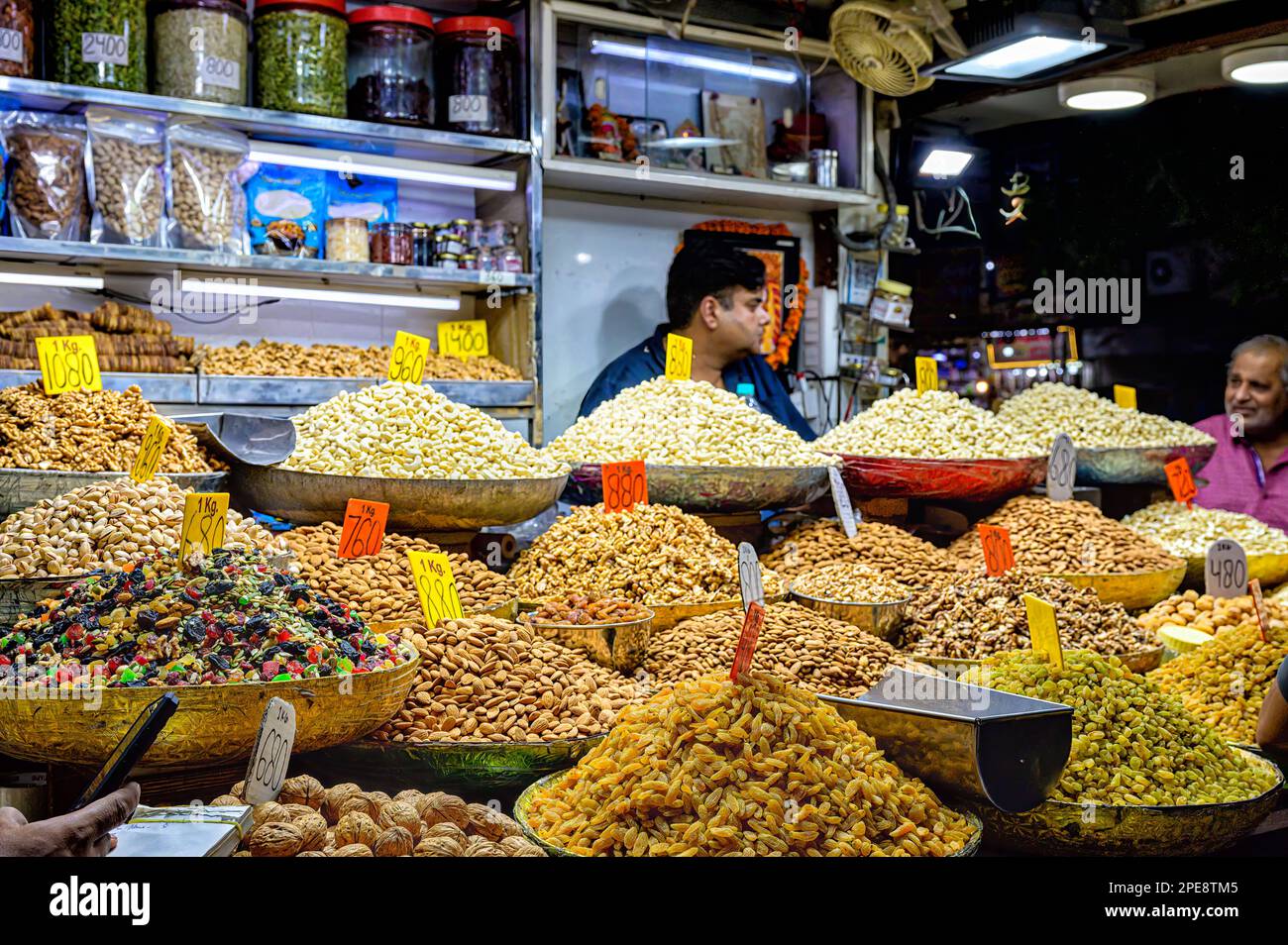 Nüsse, getrocknete Früchte und viele verschiedene Gewürze werden auf dem Gewürzmarkt entlang der Khari Baoli Road in Alt-Delhi verkauft Stockfoto