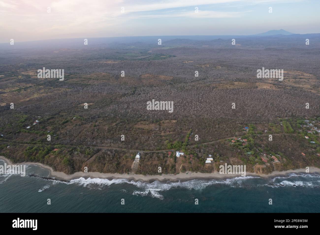 Pazifikstrand in mittelamerika mit Luftblick auf die Drohne Stockfoto