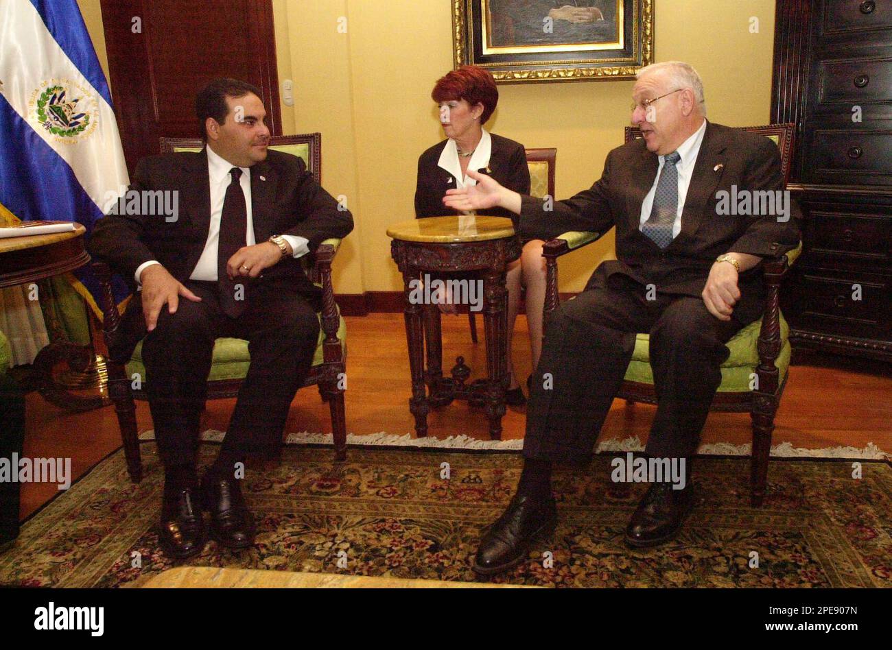 Salvadoran President Tony Saca, left, speaks with Israeli Parliamentary speaker Reuven Rivlin at the presidential house in San Salvador, Monday, April 4, 2005. (AP Photo/Luis Romero) ** EFE OUT ** Stockfoto