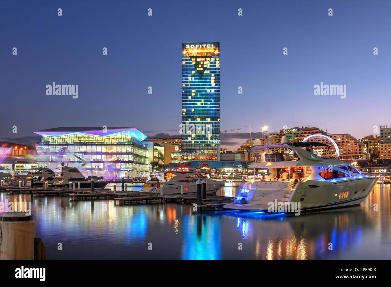 Sonnenuntergang in Darling Harbour, Barangaroo-Viertel von Sydney, Australien, mit dem International Convention Centre und dem Sofitel Hotel, fertiggestellt im Jahr 2016. Stockfoto