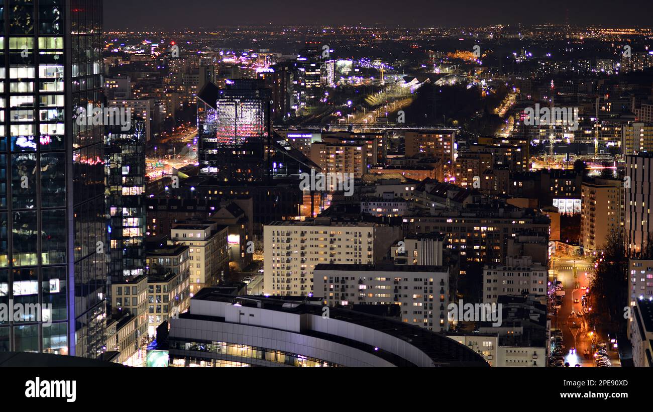 Blick auf Glasgebäude bei Nacht und moderne Wolkenkratzer für Geschäftsreisende. Blick auf moderne Wolkenkratzer und Geschäftsgebäude in der Innenstadt. Große Stadt bei Nacht. Stockfoto