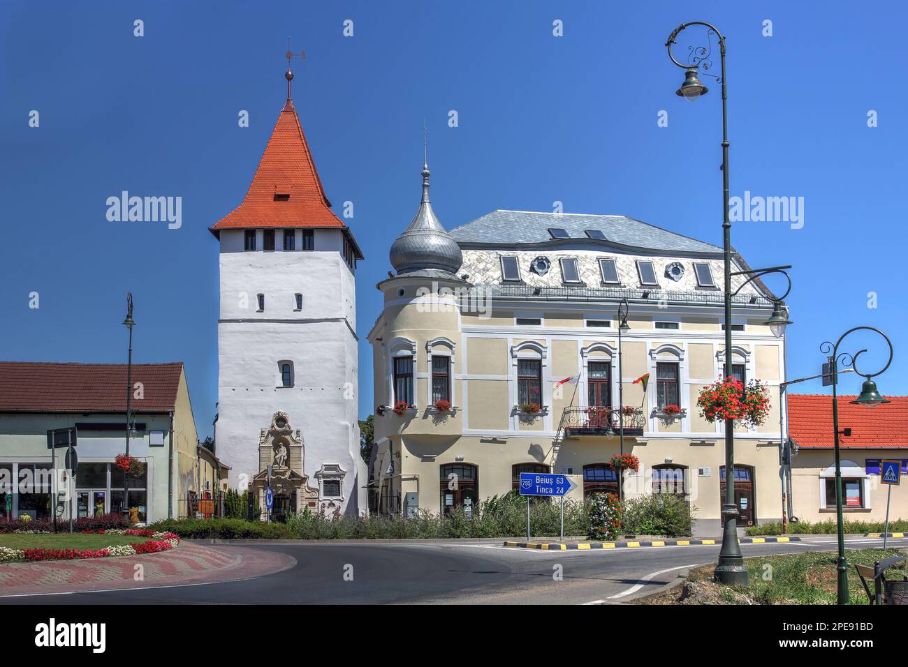 Ciunt Tower und Arany Palace. In Salonta, Bihor County, Rumänien Stockfoto
