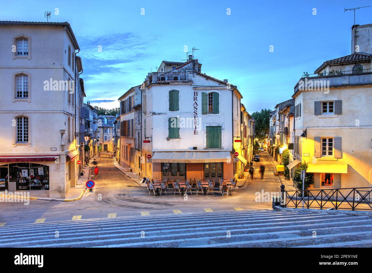 Blick vom Arles Amphitheater (Arènes d'Arles) entlang der Straße der Altstadt bei Sonnenuntergang in Arles, Provence, Frankreich Stockfoto