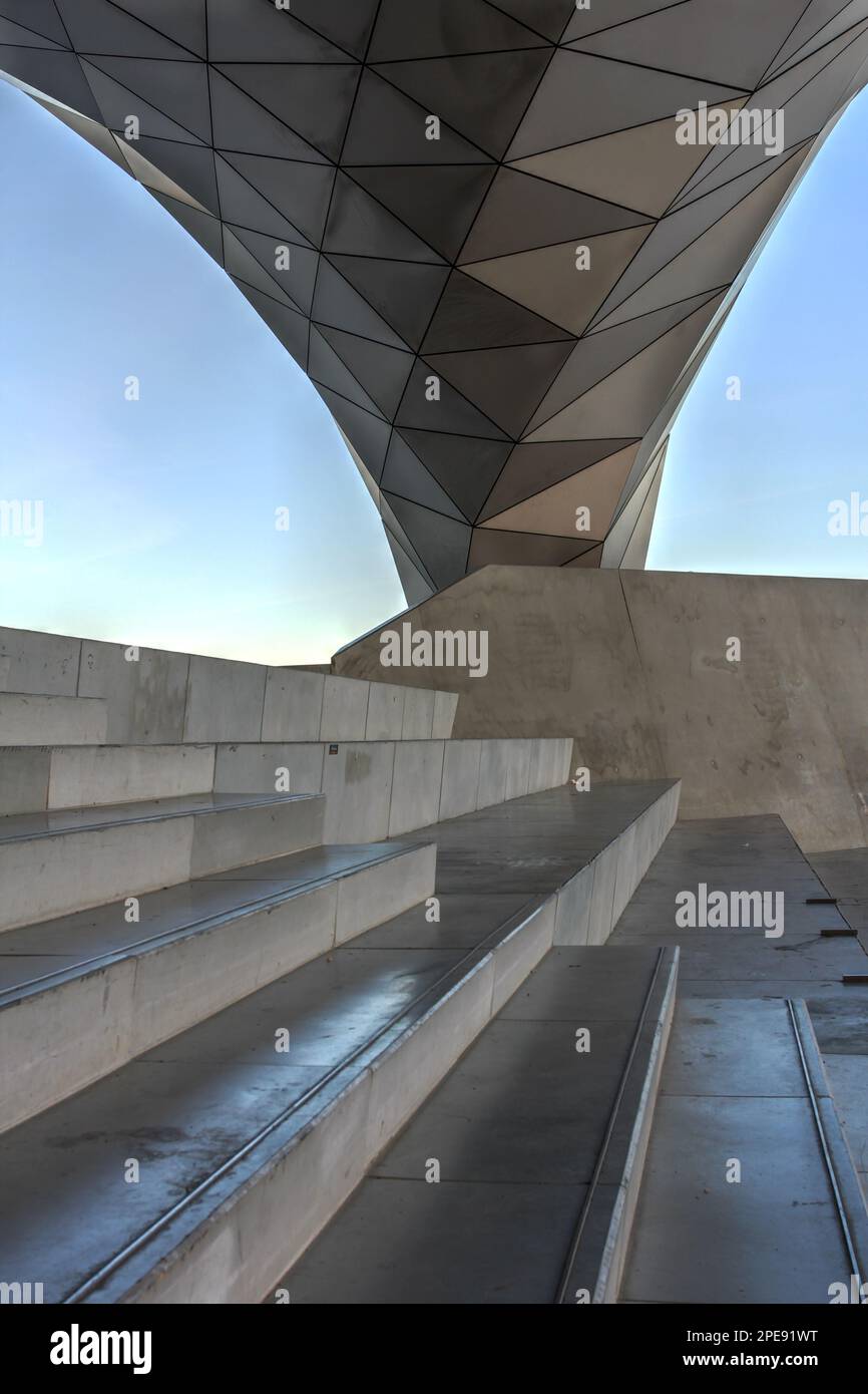 Ein organischer facettierter pilar, einer der bedeutendsten Merkmale des Musée des Confluences in Lyon, Frankreich bei Nacht. Das Gebäude ist dekonstruktivistisch Stockfoto