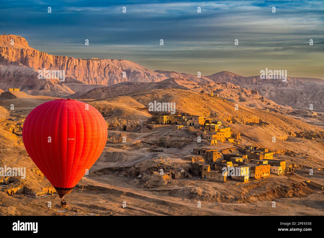 Flug am frühen Morgen in einem Heißluftballon über das Dorf Qurnet Murai in Luxor Stockfoto