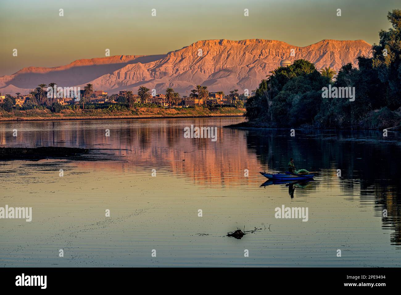 Bei Sonnenaufgang über dem Nil in Richtung Westufer in Luxor Stockfoto