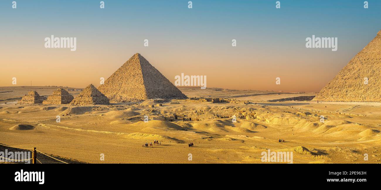 Drei kleine Bauwerke entlang der Ostwand der Großen Pyramide von Khufu. Das sind die Pyramiden der Königinnen, die Gräber von Khufus Frauen und Schwestern Stockfoto