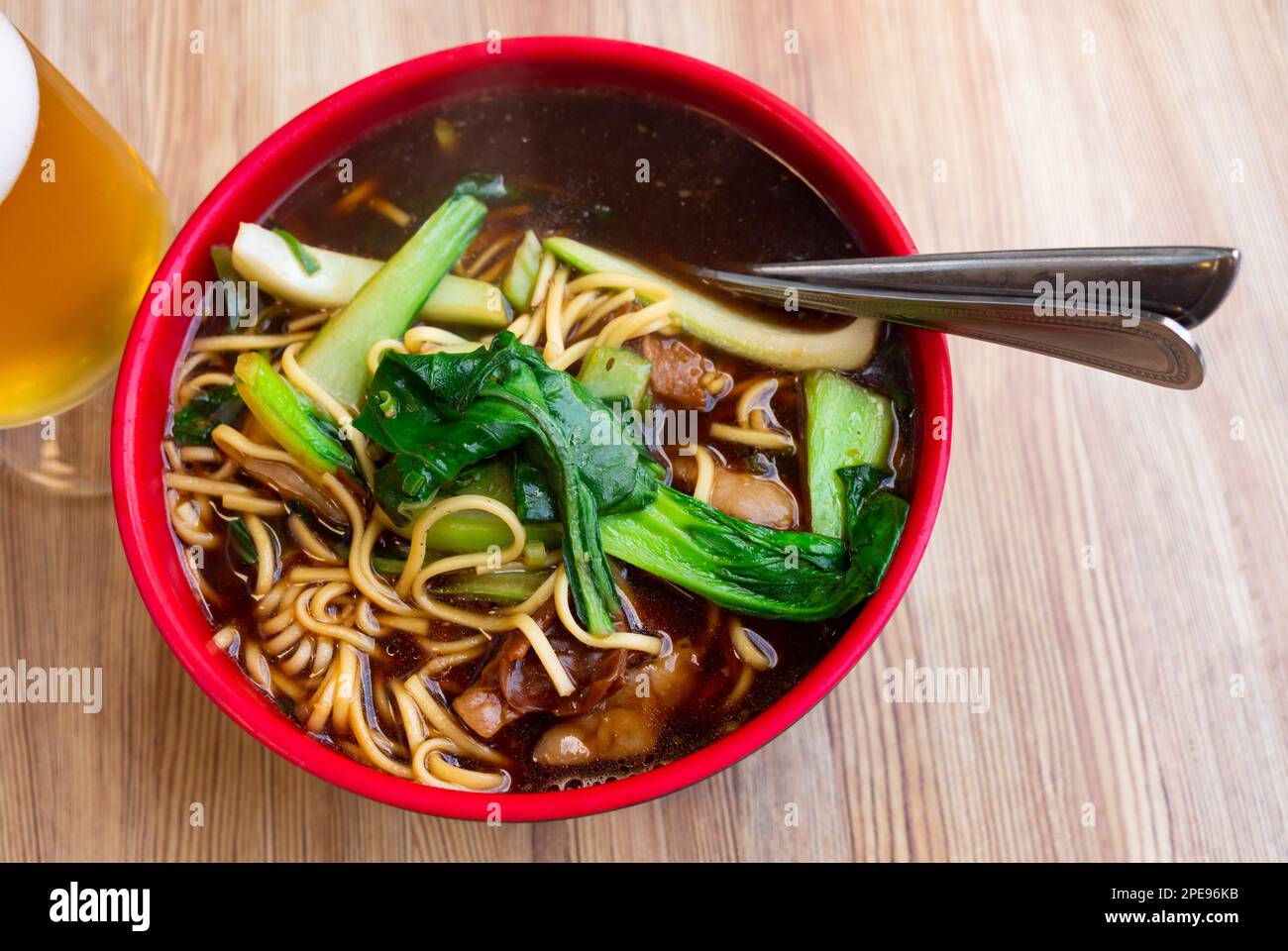 Rindfleisch Suppe mit Nudeln Stockfoto