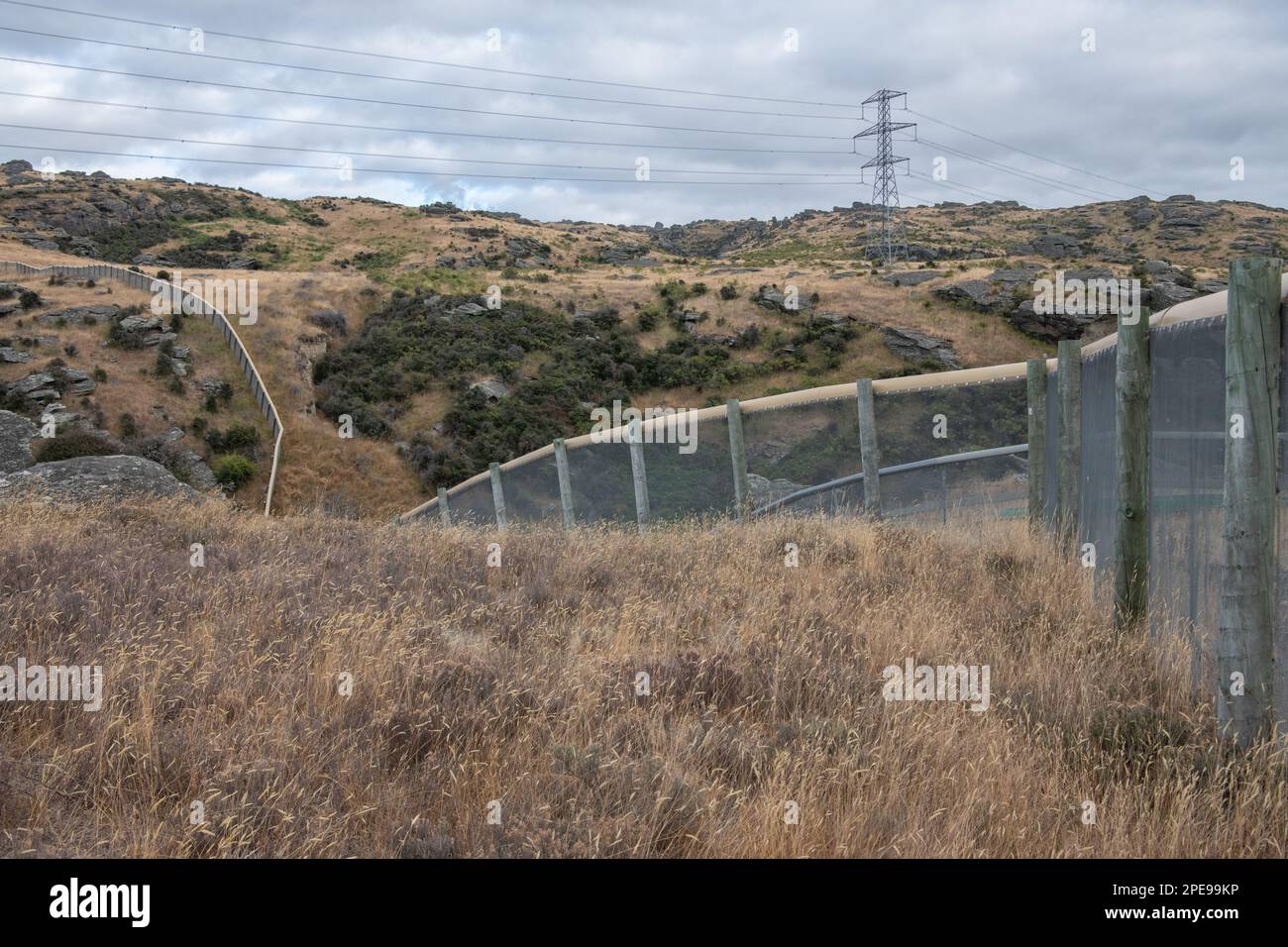 Die dramatische Landschaft und der räubersichere Zaun eines schädlingsfreien Ökosystems auf dem Festland in Aotearoa Neuseeland. Der Zaun hält invasive Arten fern. Stockfoto