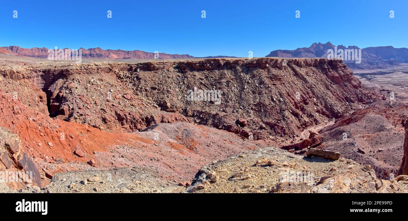 Sie nähern sich der Südseite eines mesa namens Johnson Point unterhalb der Vermilion Cliffs im Glen Canyon Recreation Area Arizona. Die Colorado River Gorge ist ich Stockfoto