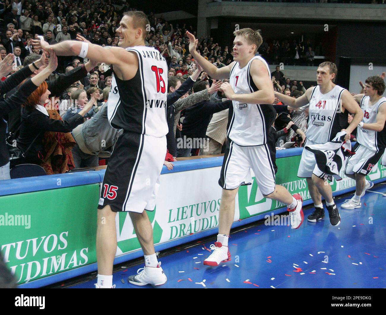 Robertas Javtokas,Saulius Kuzminskas,Gintaras Einikis and Simas Jasaitis,left to right, of Lithuania BC Lietuvos Rytas, celebrate the victory against Spanish BC Pamesa during a ULEB cup semifinal match in Vilnius, Lithuania,Tuesday,March 29, 2005. Lietuvos rytas beat Pamesa 75:65. (AP Photo/Mindaugas Kulbis) Stockfoto