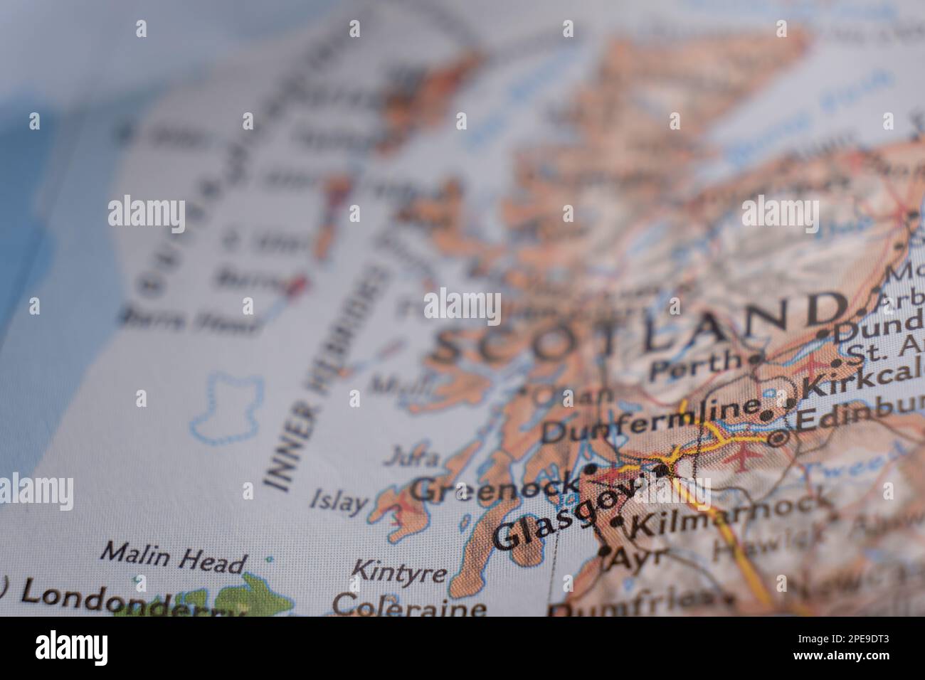 Detaillierte Nahaufnahme einer farbenfrohen Karte mit Fokus auf Glasgow, Schottland durch selektiven Fokus, Hintergrundunschärfe Stockfoto
