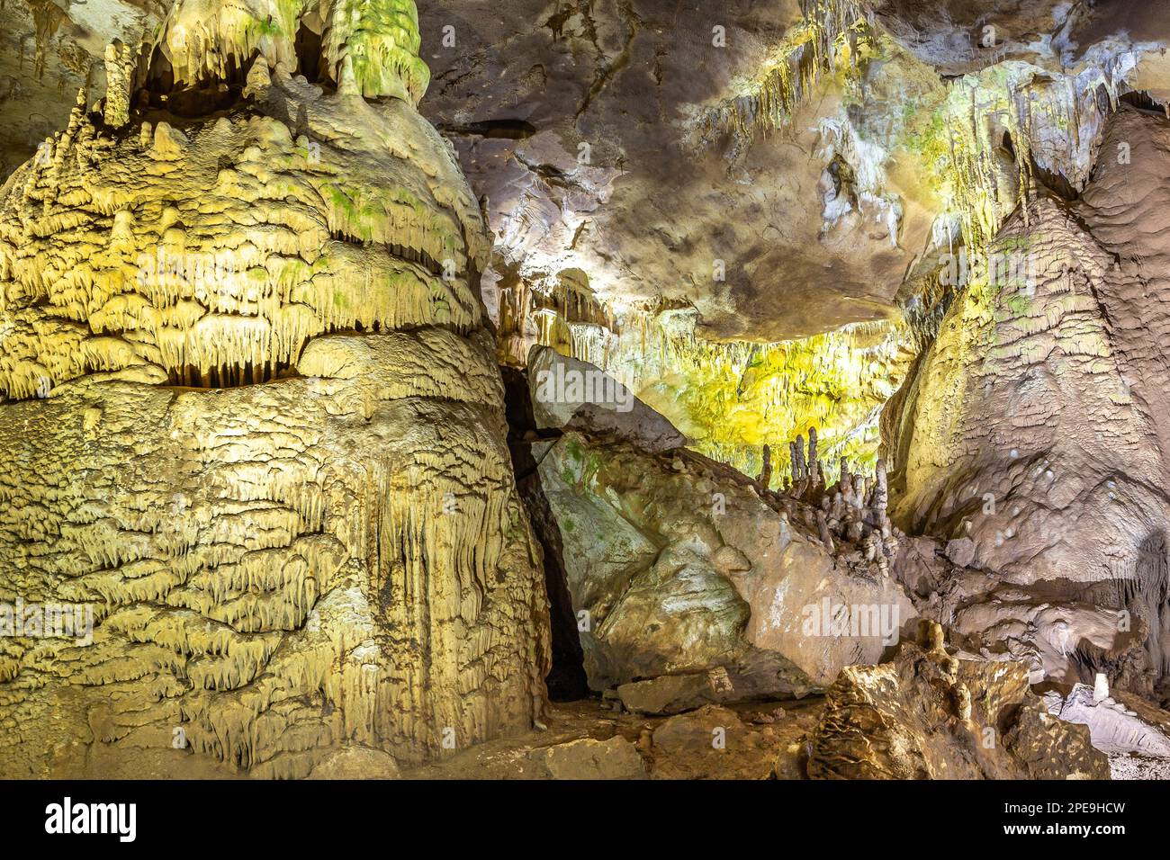 Prometheus Cave Natural Monument - die größte Höhle in Georgia mit versteinerten Wasserfällen, hängenden Steinvorhängen, Stalaktiten und Stalagmiten. Stockfoto
