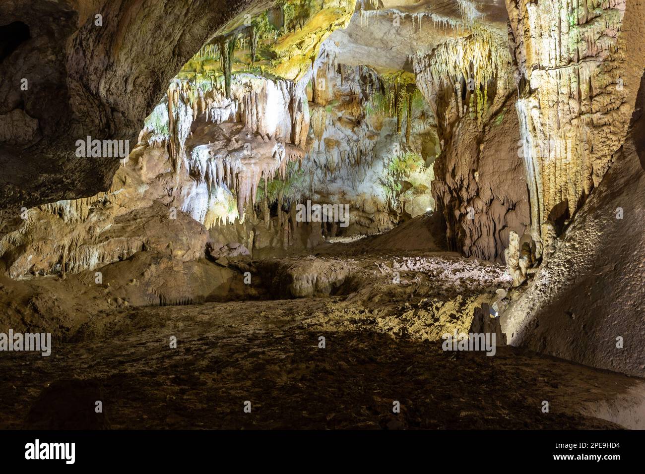 Prometheus Cave Natural Monument - die größte Höhle in Georgia mit versteinerten Wasserfällen, hängenden Steinvorhängen, Stalaktiten und Stalagmiten. Stockfoto