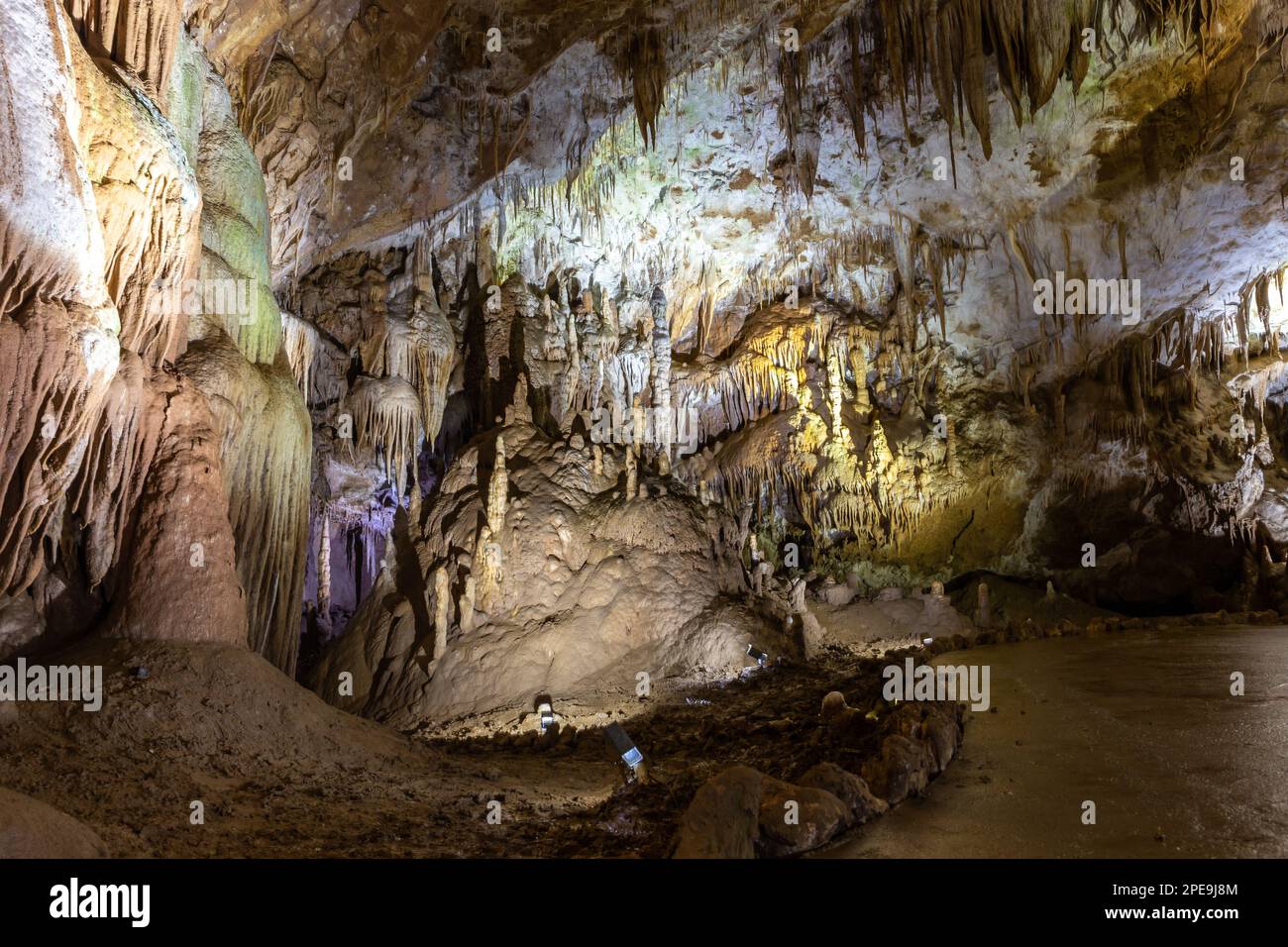 Prometheus Cave Natural Monument - die größte Höhle in Georgia mit hängenden Steinvorhängen, Stalaktiten und Stalagmiten und farbenfroh beleuchteten Wänden. Stockfoto