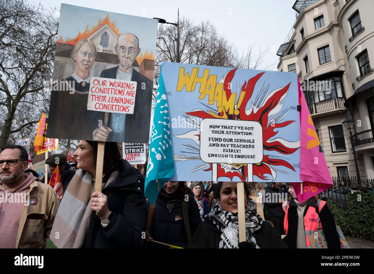 März 15. 2023. Marsch und Rallye von streikenden Lehrern, Ärzten in der Ausbildung und Beamten. Kunstlehrer mit Plakaten und berühmten Gemälden. Stockfoto