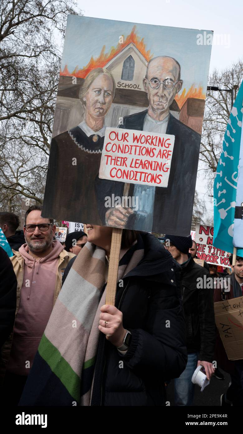 März 15. 2023. Marsch und Rallye von streikenden Lehrern, Ärzten in der Ausbildung und Beamten. Kunstlehrer mit Plakaten und berühmten Gemälden. Stockfoto