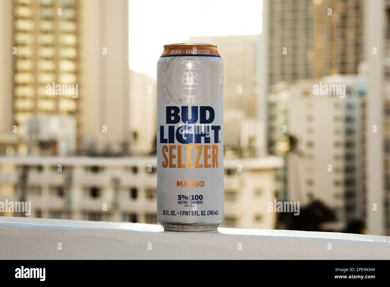Honolulu, Hawaii - 27. April 2020: Produktfoto von Bud light Seltzer Mango Aroma 25 oz. Dose auf Balkon mit Blick auf die Stadt im Hintergrund. Stockfoto