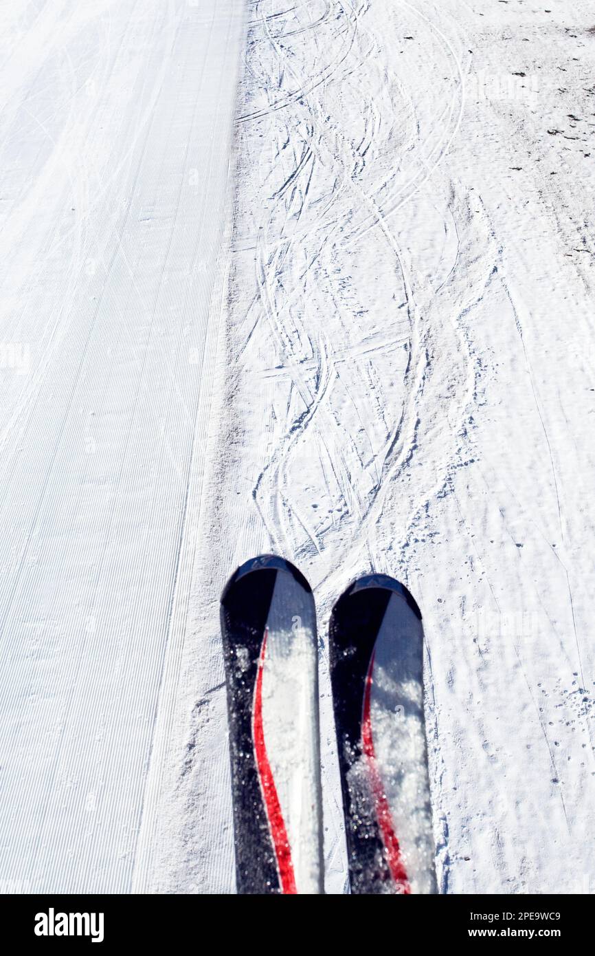 Skifahren auf der Piste Stockfoto