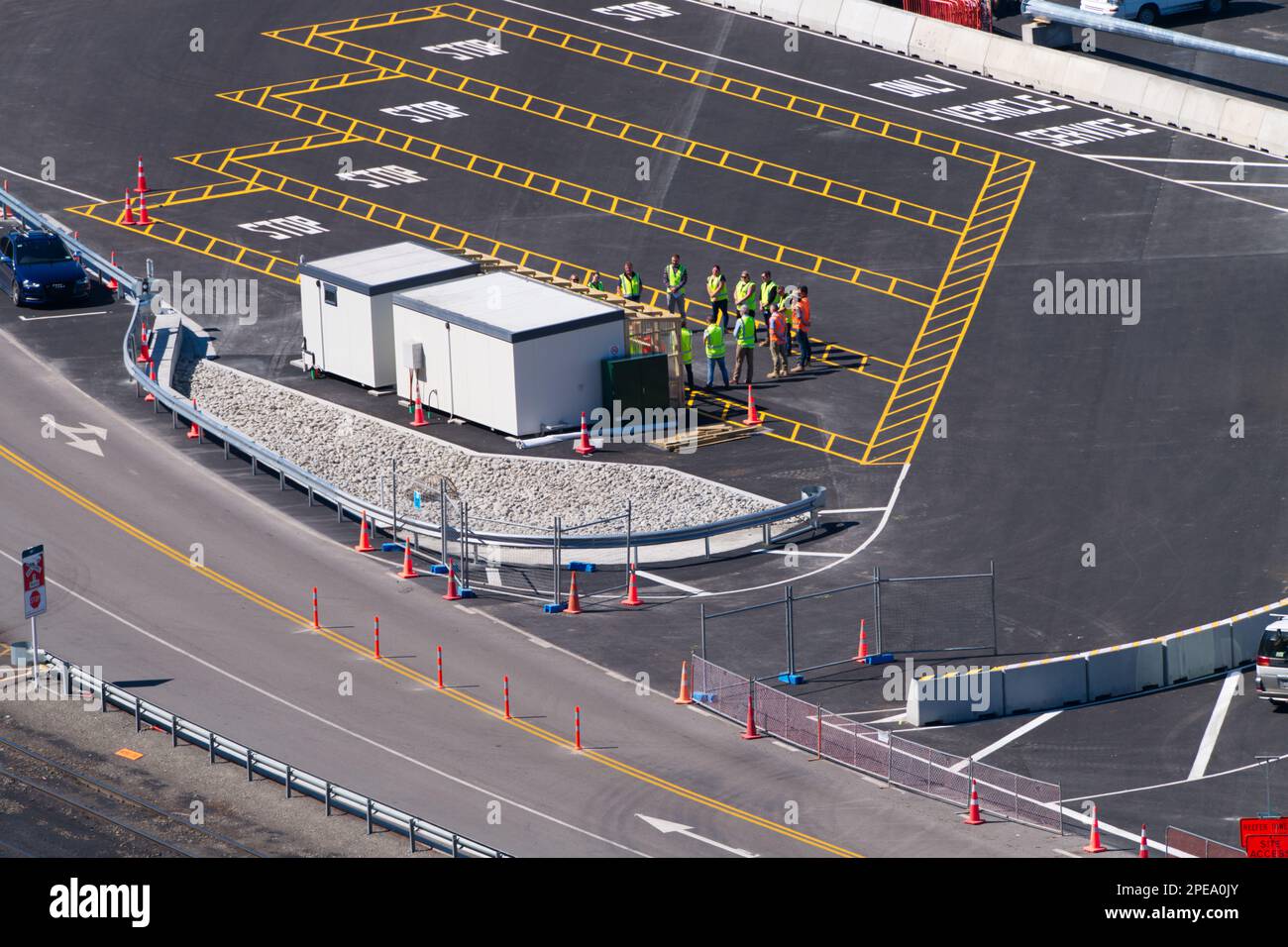 Leute bei der Arbeit, die tagsüber in einer Gruppenbesprechung stehen, Hafen von Lyttelton, Christchurch, Neuseeland. Stockfoto