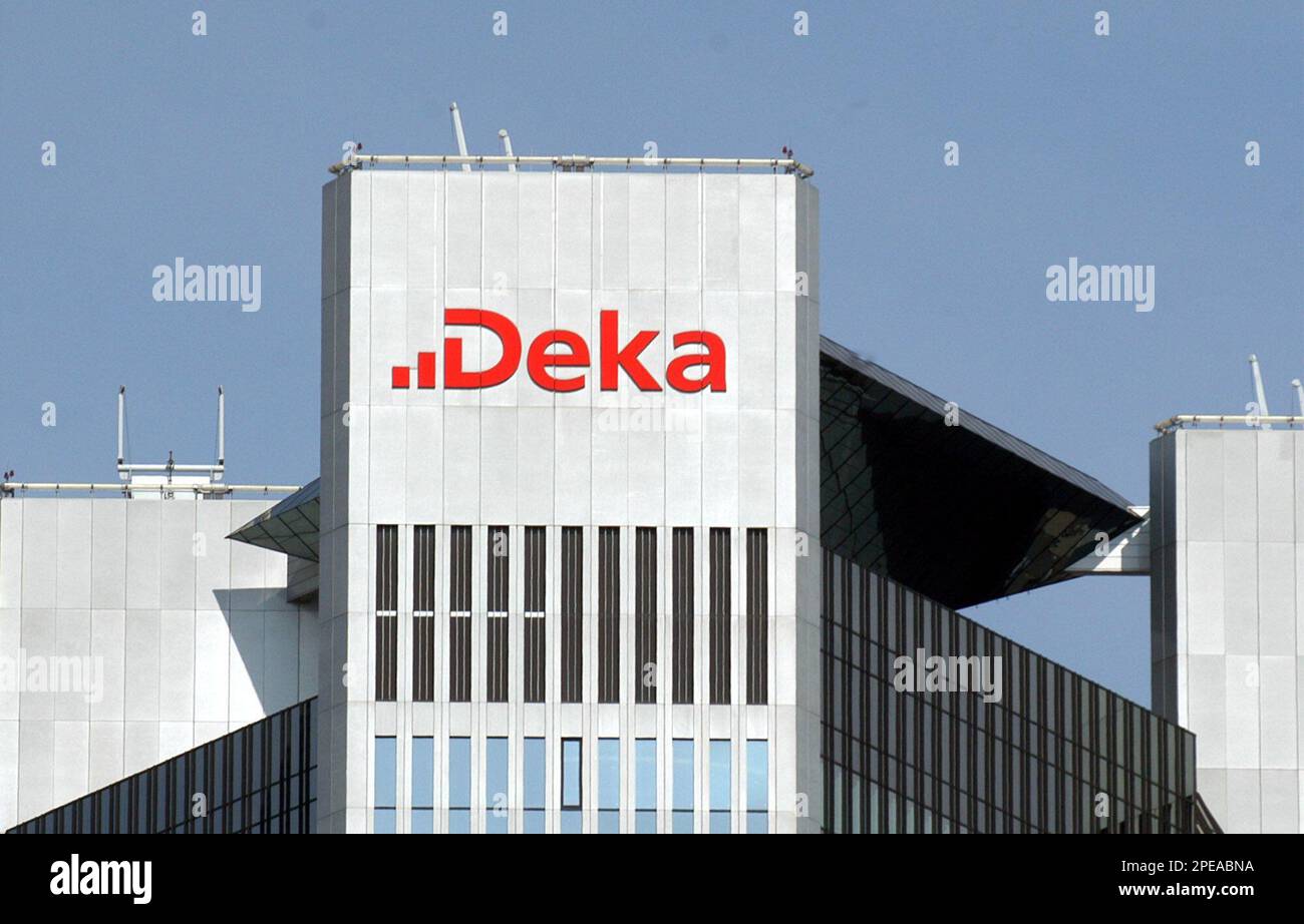 Das Logo der Deka an einem Hochhaus in Frankfurt/Main, aufgenommen am ...