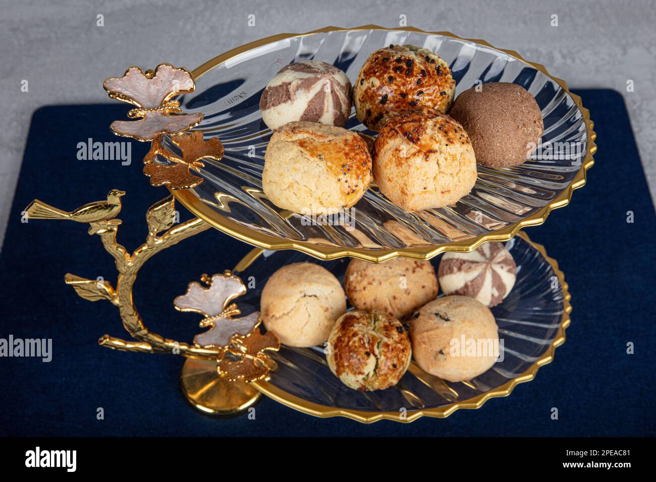 Trockener Kuchen und Schokoladentrüffel, trockene Kekse, Kekse. Patisserie-Snacks. Sesamtrockenkuchen in der Nähe der Bäckerei. Stockfoto