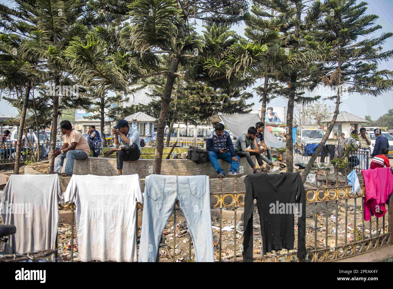 Siliguri, Westbengalen, Indien. 24. Februar 2023. Diese Station ist nostalgisch für die Bengalier und sehr wichtig mit zu vielen Merkmalen. Dies ist der Einstiegspunkt nach Nepal, Sikkim, Bhutan, Bangladesch und 7 Schwesterstaaten Assam, Arunachal, Nagaland, Manipur, Mizoram, Tripura, Meghalaya. Der Bahnhof New Jalpaiguri Junction wurde 1960 gegründet. Es ist die größte und geschäftigste Eisenbahnverbindung im Nordosten Indiens. Diese Kreuzung ist die größte unter den Bahnhöfen, die die Stadt Siliguri, die größte Metropole von Nordbengalen, bedienen. Die neue Jalpaiguri-Kreuzung fungiert als Verbindungsstelle Stockfoto