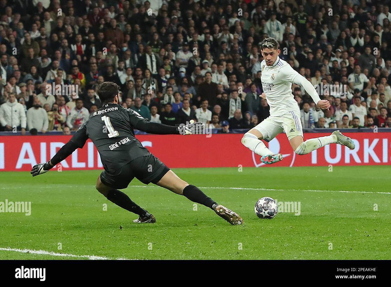 Madrid, Spanien. 15. März 2023. Real Madrids Federico Valverde in Aktion beim Champions League 2. Leg Match zwischen Real Madrid und dem Liverpool FC im Santiago Bernabeu Stadion in Madrid, Spanien, am 15. März 2023. Kredit: Edward F. Peters/Alamy Live News Stockfoto