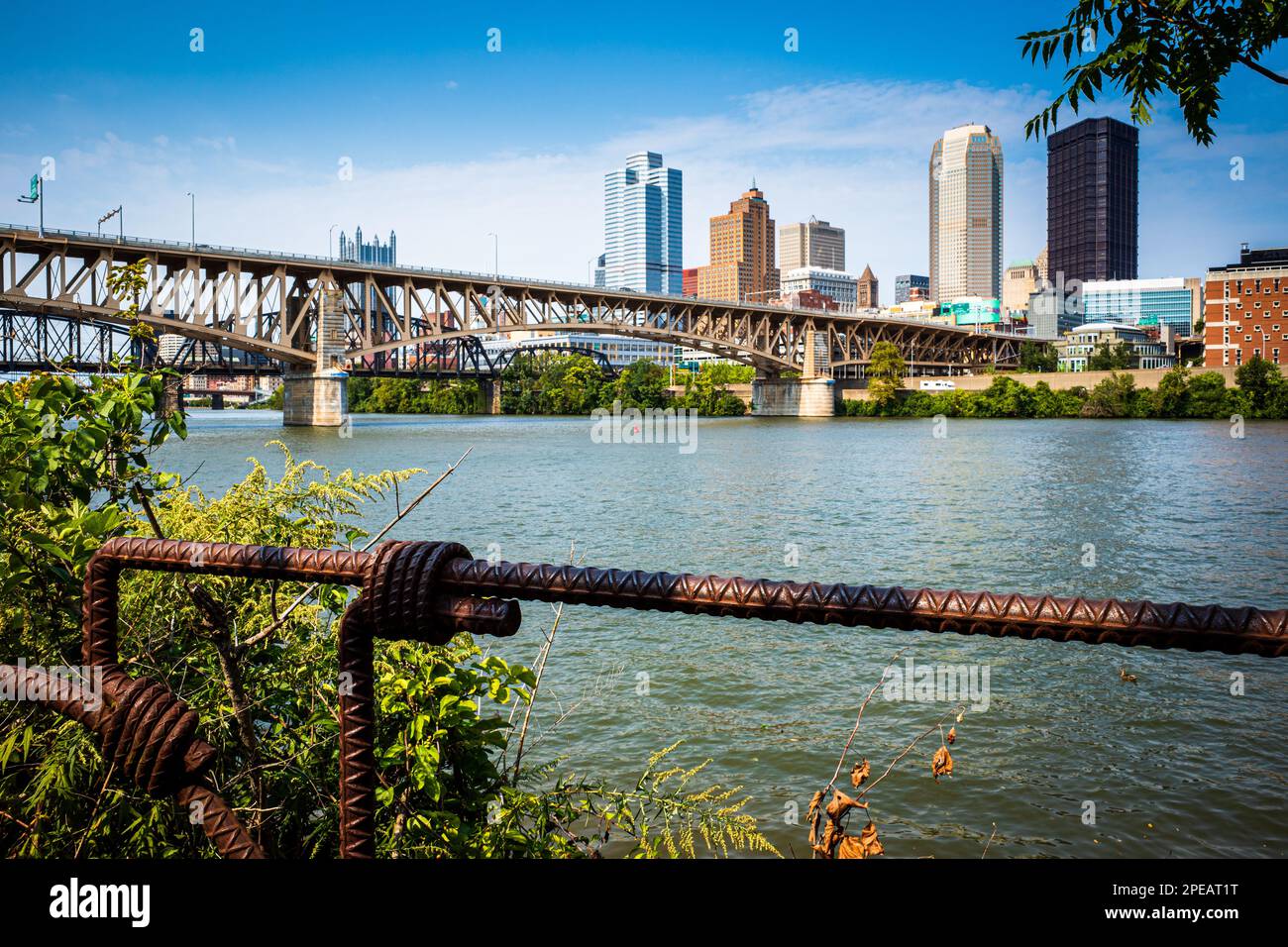 Die Skyline von Downtown Pittsburgh ist eine fesselnde Mischung aus historischer und moderner Architektur, die in diesem atemberaubenden Foto mit dem berühmten Liberty B festgehalten wird Stockfoto