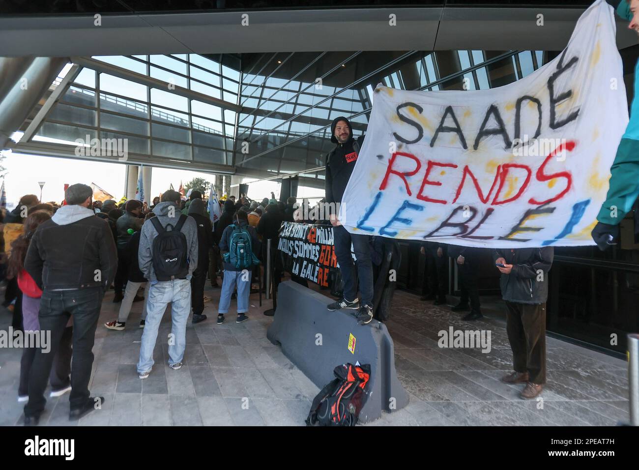 Marseille, Frankreich. 15. März 2023. Demonstranten halten ein Banner, auf dem sie ihre Meinung zum Ausdruck bringen, während sie den Eingang zum CMA-CGM-Turm in Marseille blockieren. Hunderte von Demonstranten blockierten den Eingang zum CMA CGM-Turm in Marseille. Sie verurteilen die Überschüsse des Reeders, dessen Gewinne im Jahr 2022 explosionsartig gestiegen sind, nämlich über 23 Milliarden Euro. (Foto: Denis Thaust/SOPA Images/Sipa USA) Guthaben: SIPA USA/Alamy Live News Stockfoto