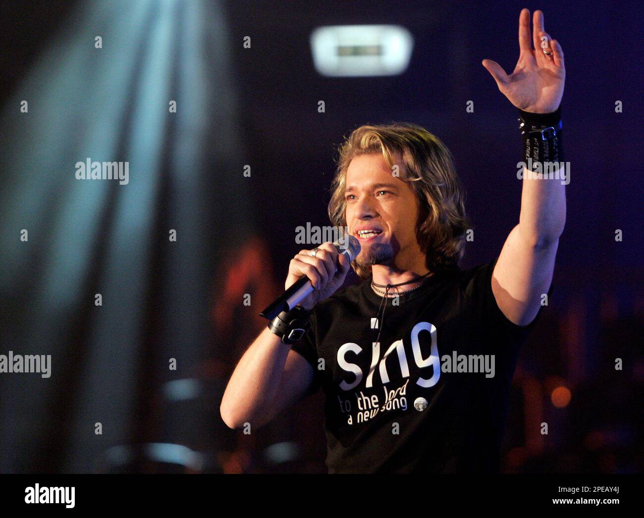 Mischa Marin, Saenger der Band " Allee der Kosmonauten", waehrend einer Probe zu der Show "Germany 12 Points!" in Berlin am Freitag, 11. Maerz 2005. In der Show "Germany 12 Points!" wird am Samstag, den 12. Maerz 2005 der deutsche Beitrag fuer den 50. Eurovision Song Contest ermittelt, der am 21. Mai 2005 in Kiew stattfindet. (AP Photo/Markus Schreiber) --- Singer Mischa Marin of the band 'Allee der Kosmonauten' during a rehearsal for the TV show ''Germany 12 Points!'' in Berlin, on Friday evening, March 11, 2005. The TV show on Saturday will present the candidates for Germany's entry for this Stockfoto