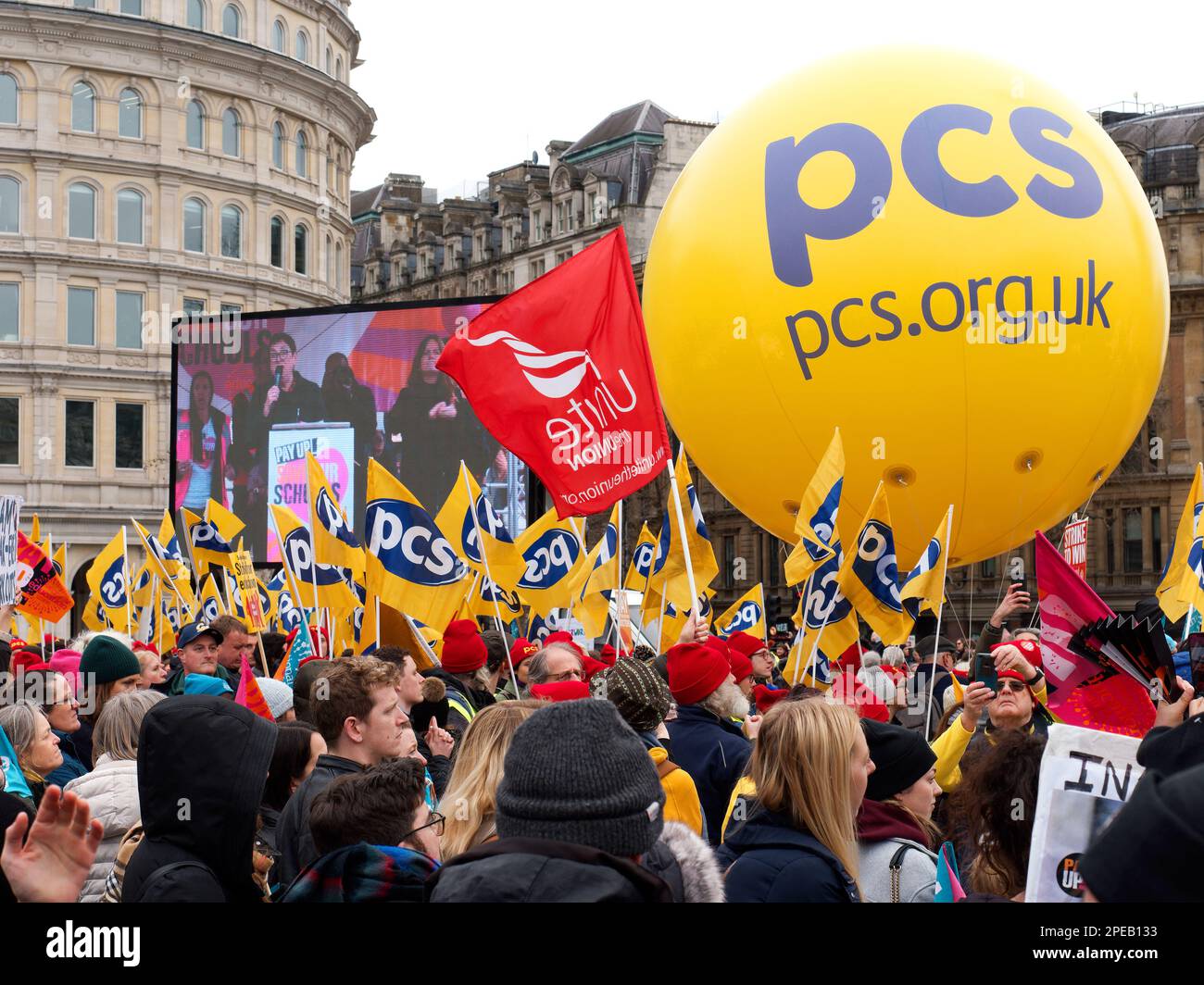 Streikende Lehrer und andere öffentliche Bedienstete protestierten bei einer Kundgebung am Trafalgar Square London am Haushaltstag 15. März 2023 Stockfoto