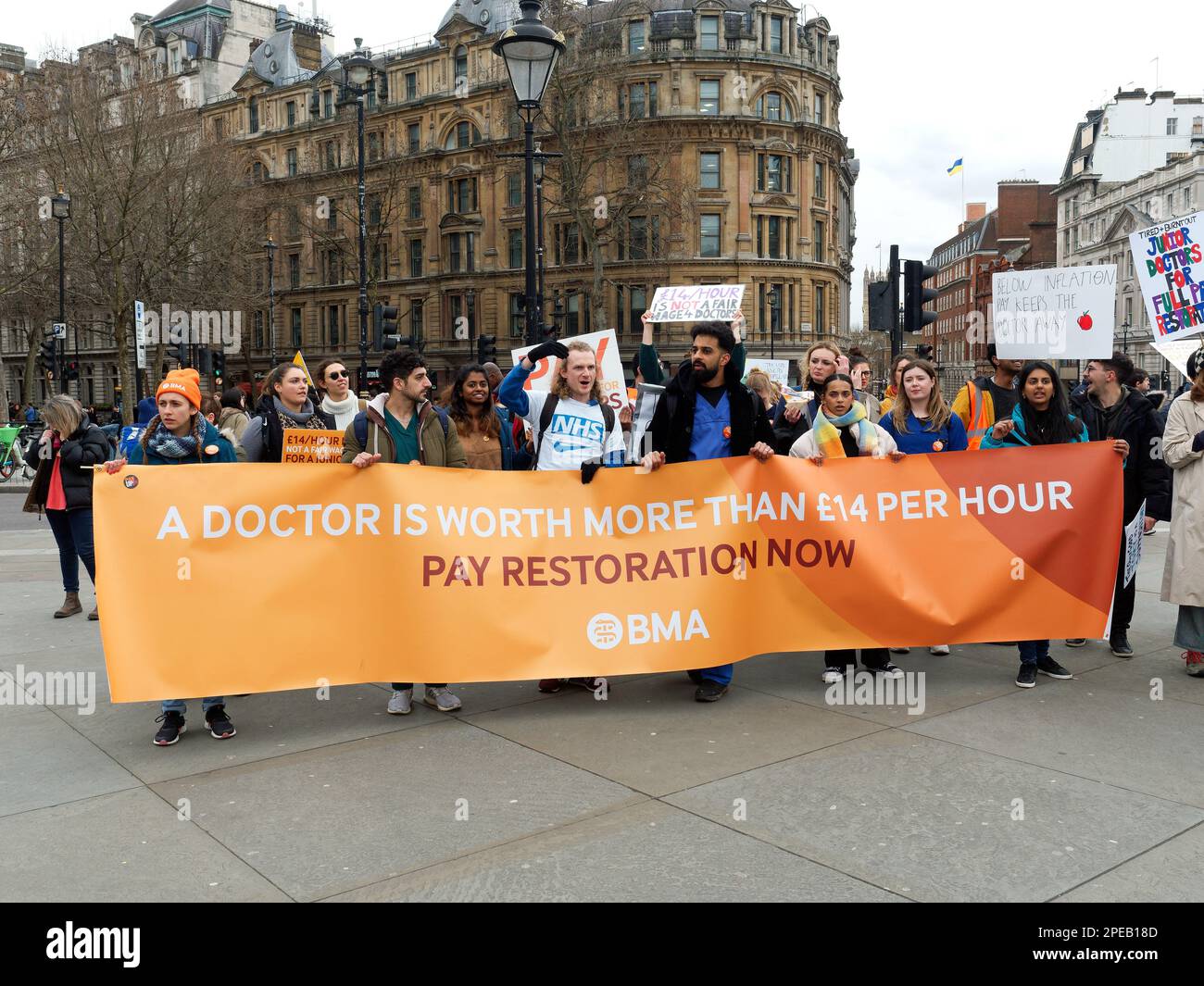 Streikende Ärzte in der Ausbildung und andere Beamte des öffentlichen Dienstes protestieren bei einer Kundgebung am Trafalgar Square London am Haushaltstag 15. März 2023 Stockfoto