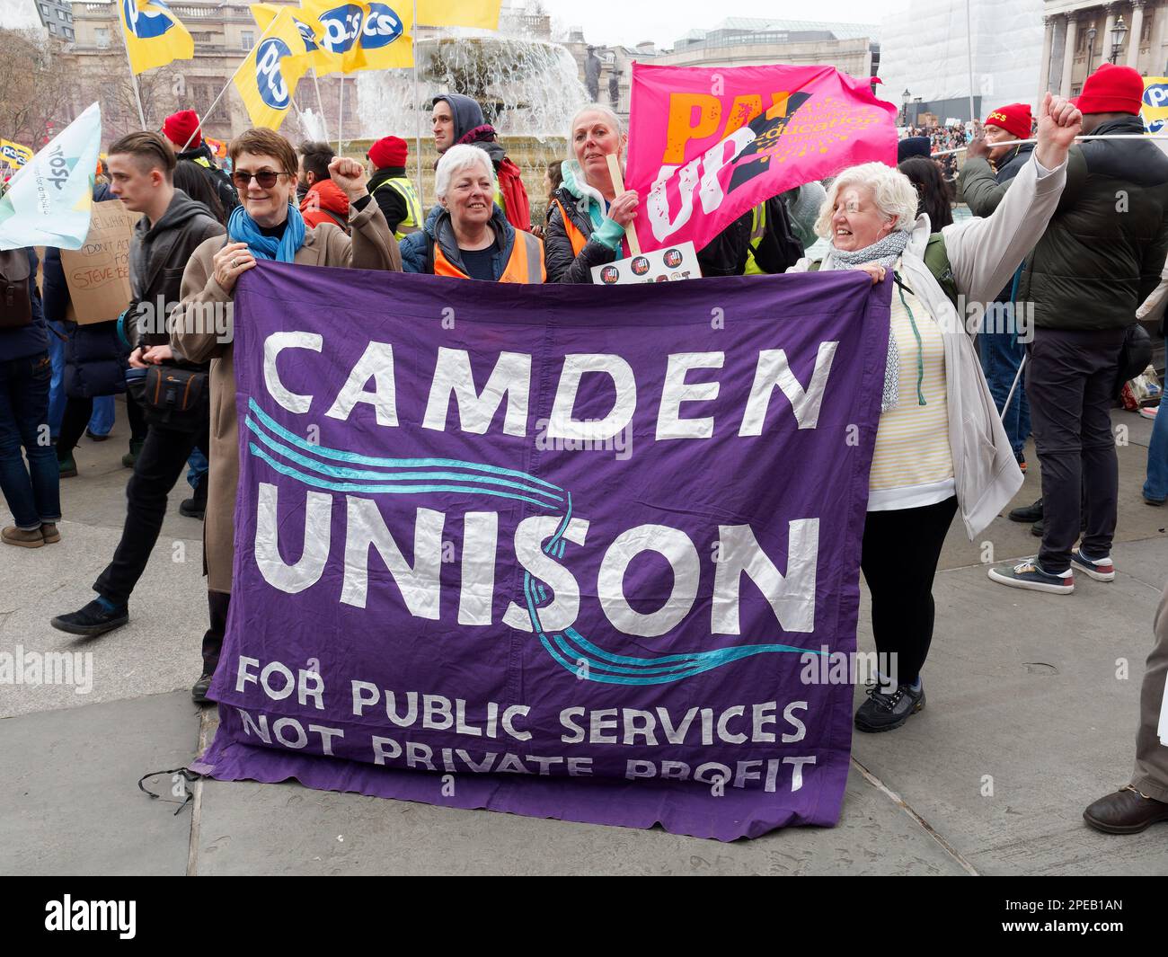 Streikende Beamte des öffentlichen Dienstes mit einem Unison-Banner und Protest bei einer Kundgebung am Trafalgar Square London am Budget Day 15. März 2023 Stockfoto