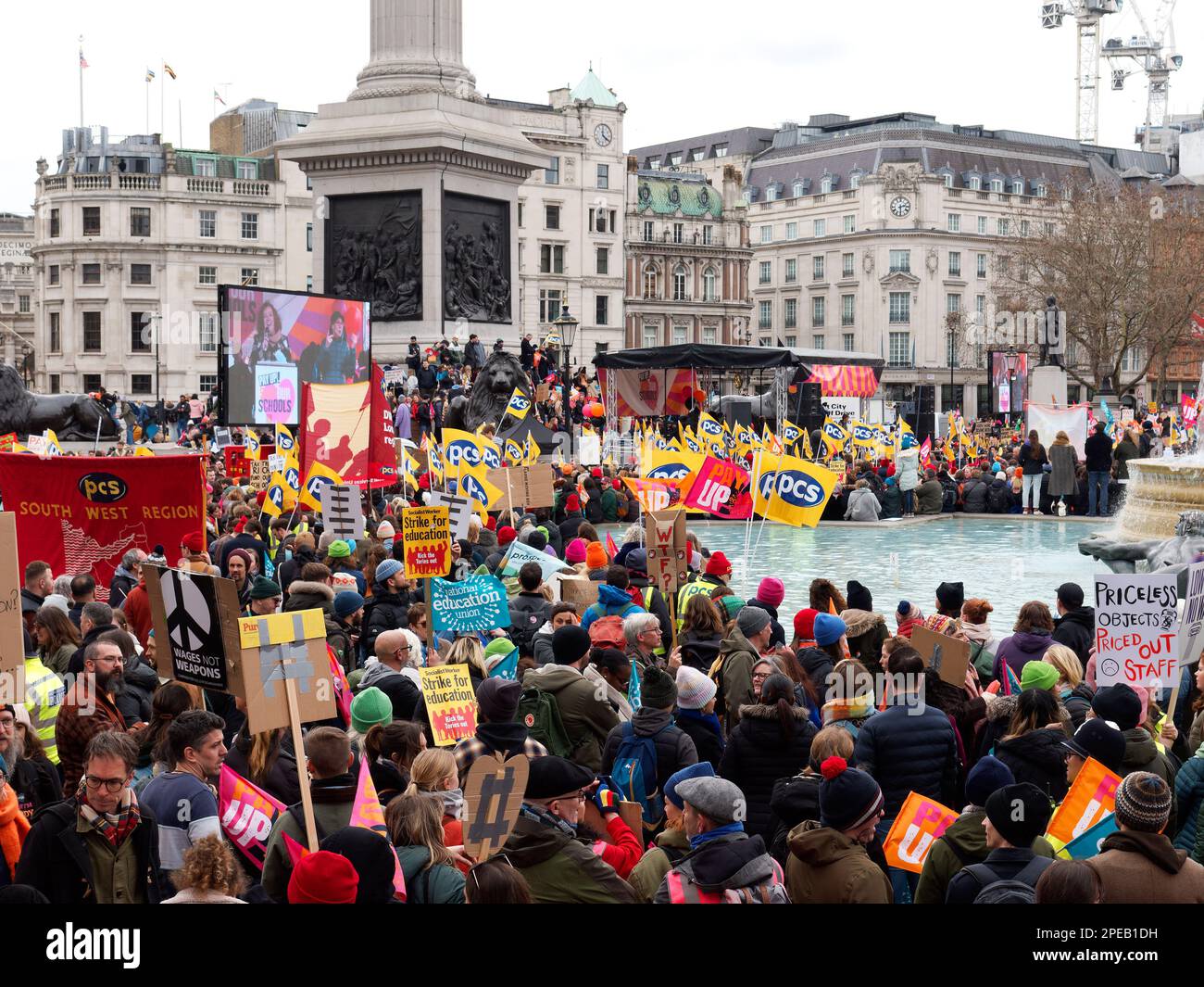 Streikende Lehrer und andere öffentliche Bedienstete protestierten bei einer Kundgebung am Trafalgar Square London am Haushaltstag 15. März 2023 Stockfoto