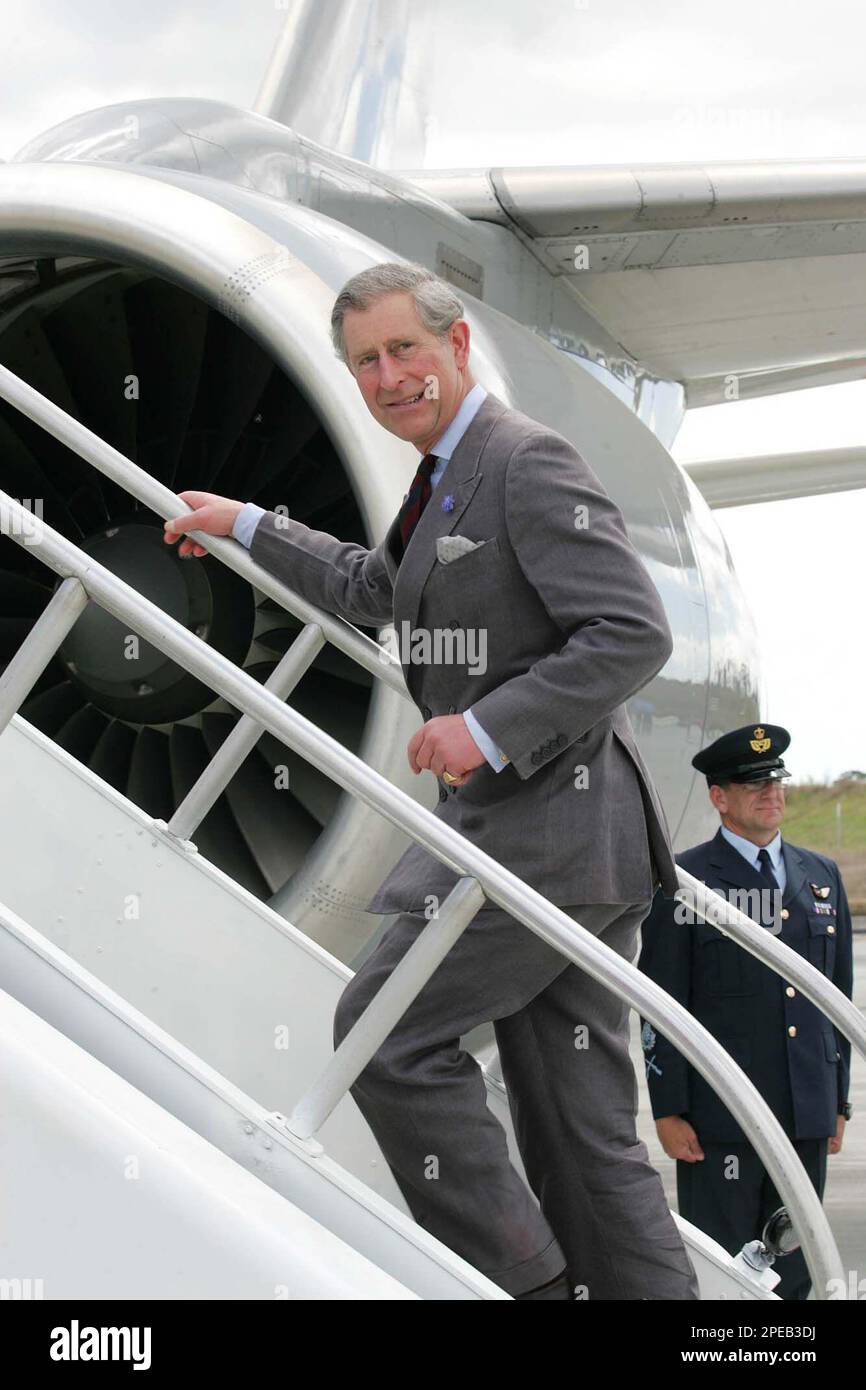 Britain's Prince Charles boards a Royal New Zealand Air Force plane at the Auckland International airport, Thursday, March 10, 2005, as he departs New Zealand for Fiji. (AP Photo/Fotopress, Sandra Mu) ** NEW ZEALAND OUT ** Stockfoto