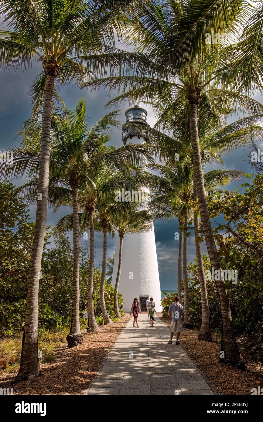 Der Cape Florida Lighthouse ist eines der berühmtesten Wahrzeichen im Besitz des Bundesstaats Florida. Das historische Gelände im Bill Baggs State Par Stockfoto
