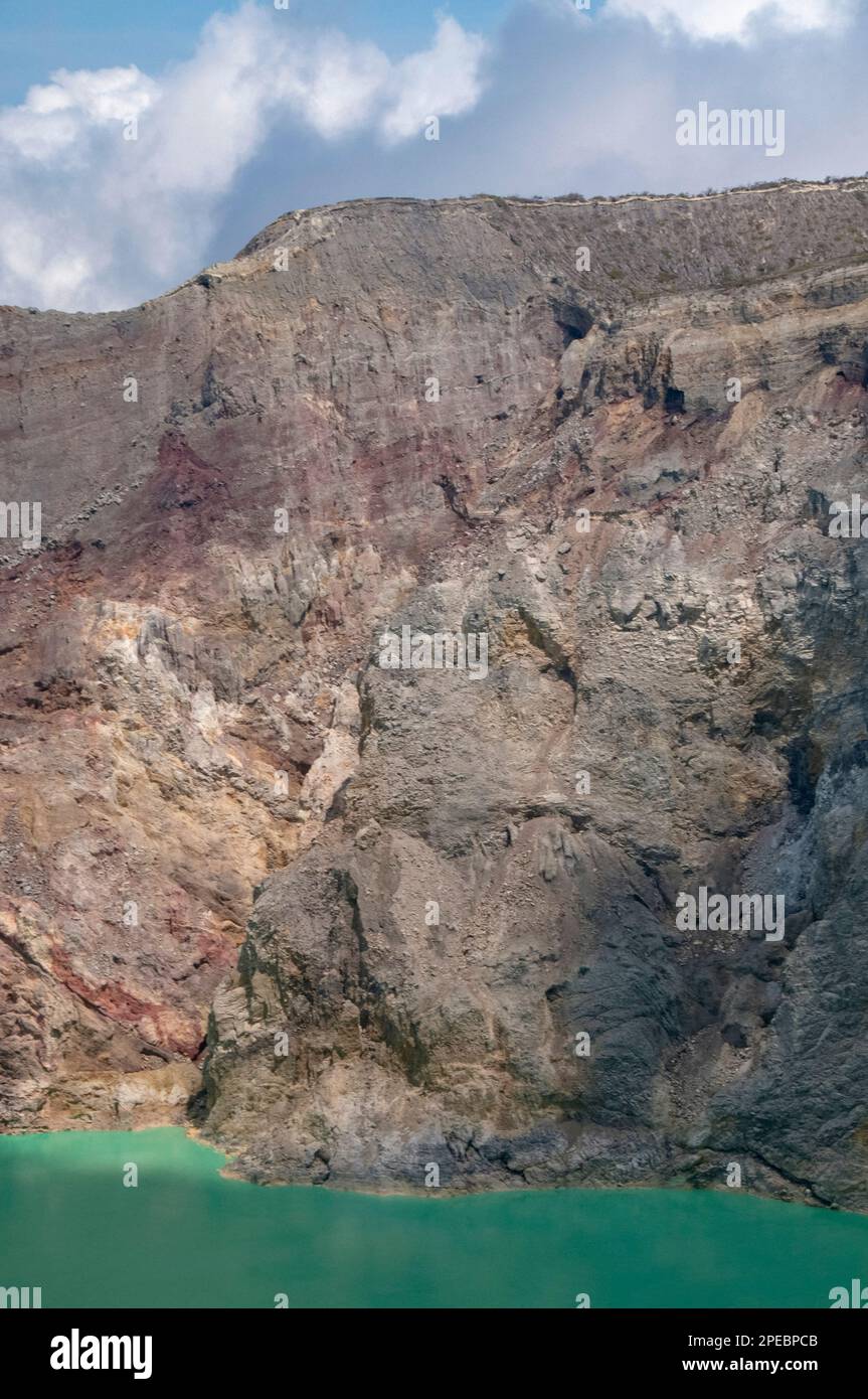 Türkisgrüner See und Kraterseite, Mount Ijen, Ost-Java, Indonesien Stockfoto