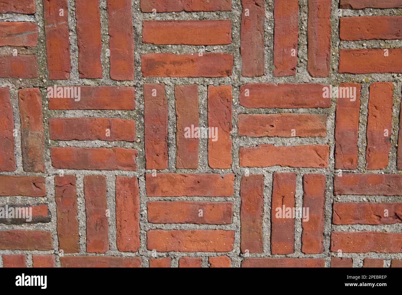 Nahaufnahme der Backsteinwand mit Kreuzschraffurmuster. Aus einem alten Gebäude in Neuengland. Stockfoto