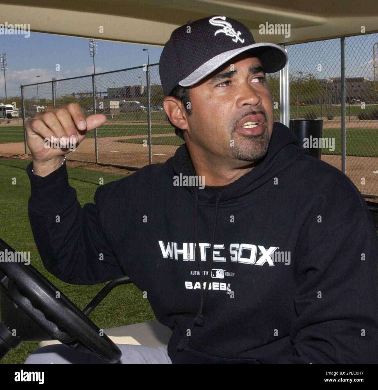 Chicago White Sox manager Ozzie Guillen talks briefly to reporters about South Korean pitcher Sang Ho Moon after Moon's free agent tryout at the Chicago White Sox spring training facility in Tucson, Ariz., Tuesday, March 1, 2005. (AP Photo/Charles Rex Arbogast) Stockfoto