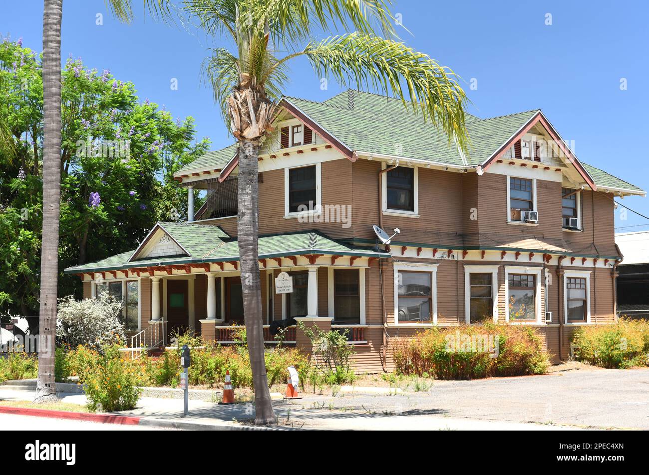 SANTA ANA, KALIFORNIEN - 4. JULI 2022: Das Law Office von Robison D. Harley, Jr. in einem restaurierten historischen alten Haus in der Innenstadt von Santa Ana. Stockfoto