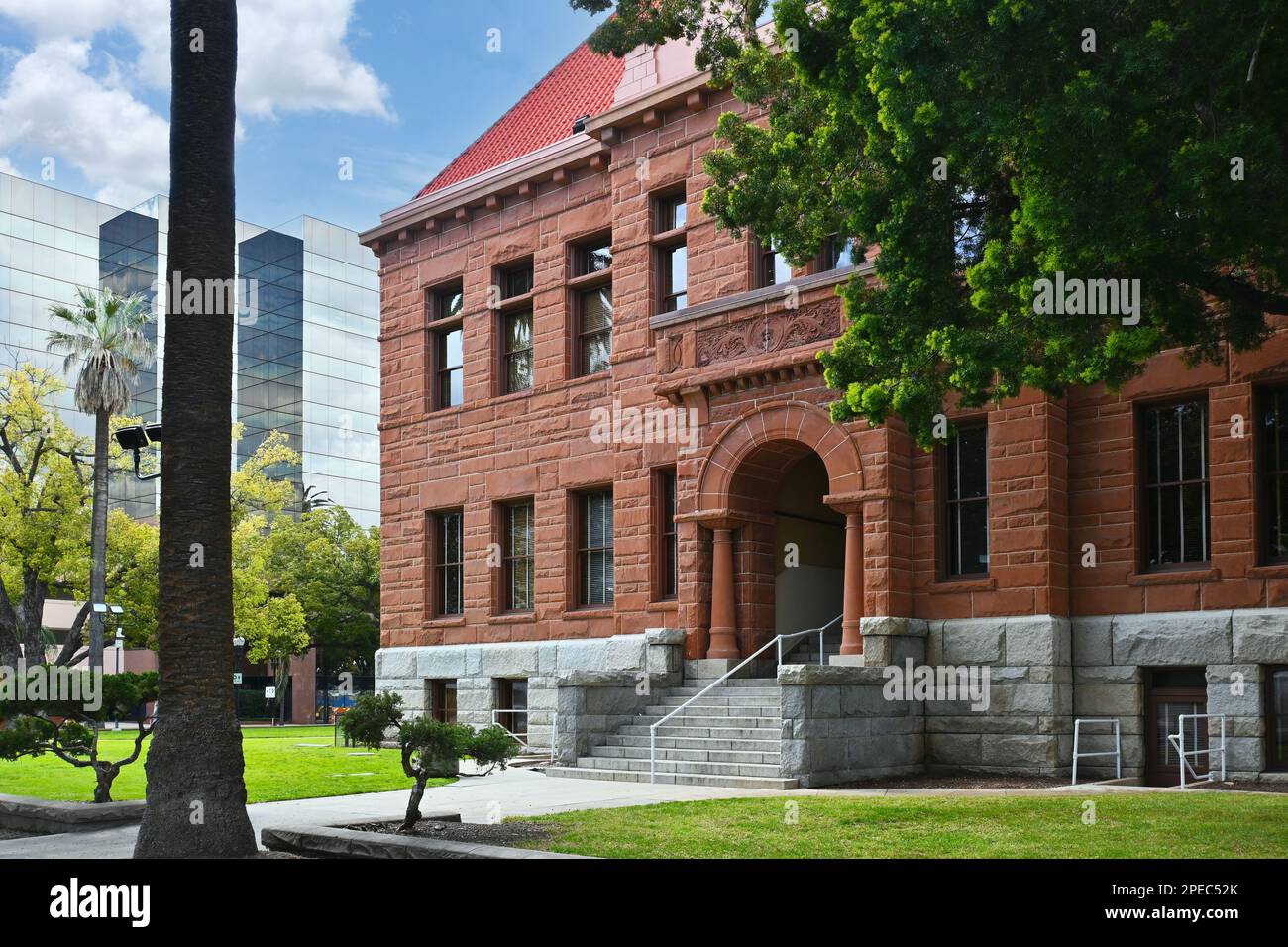 SANTA ANA, KALIFORNIEN - 3. MÄRZ 2023: Old Orange County Courthouse, mit modernen Gebäuden im Hintergrund. Stockfoto