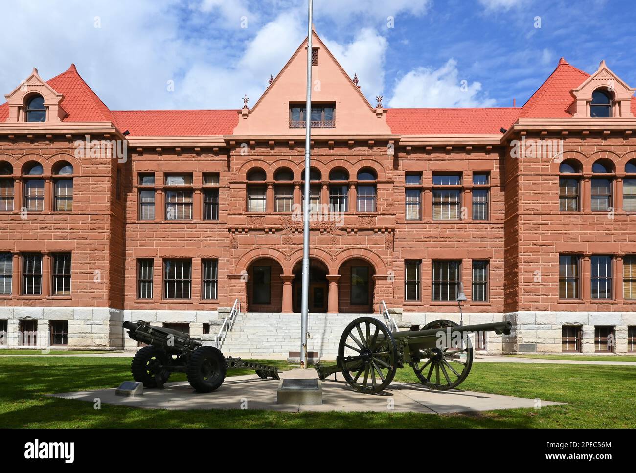 SANTA ANA, KALIFORNIEN - 3. MÄRZ 2023: Old Orange County Courthouse mit Kanonen auf dem Hauptrasen. Stockfoto