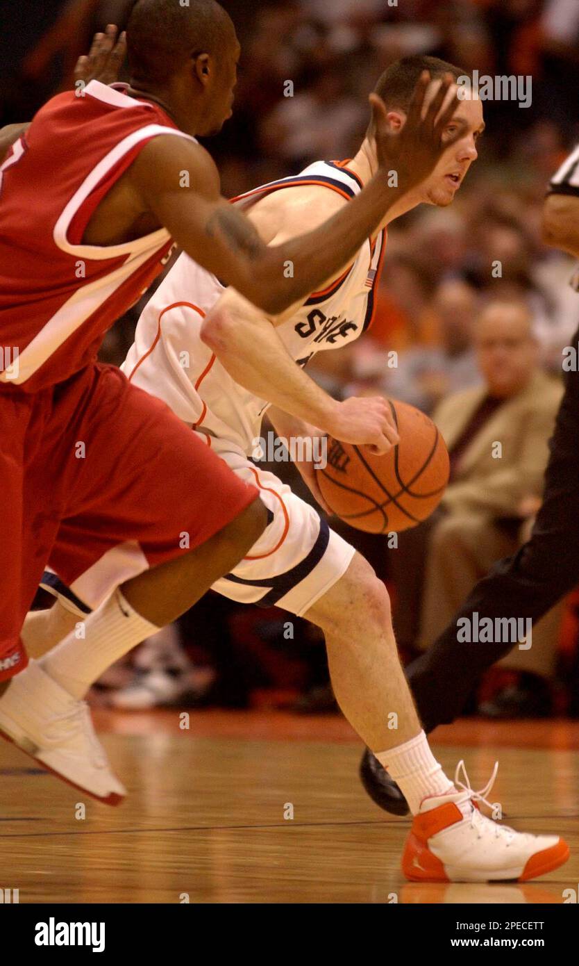 Syracuse's Gerry NcNamara, right, brings the ball up court past St. John's Daryll Hill during the first half in Syracuse, N.Y., Wednesday, Feb. 23, 2005. (AP Photo/Kevin Rivoli) Stockfoto