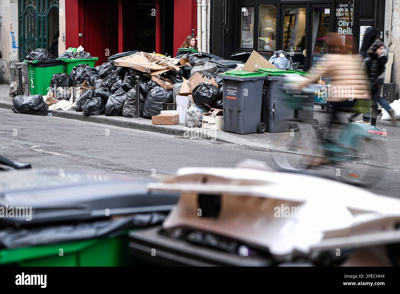 Volle Mülltonnen am 15. März 2023 in Paris, Frankreich. Ein Streik von Müllsammlern in Frankreich hat dazu geführt, dass sich in den Straßen von Paris Müll anhäufte und Einheimische und Touristen der französischen Hauptstadt überließen, die sich mit Augenschmerzen, schlechten Gerüchen und Nagetierschädlingen auseinandersetzen musste. In den letzten 10 Tagen haben Sammler von Garagen, die Regierungsreformen des Rentensystems überfallen haben, sechs der sieben Verbrennungsanlagen der Region Paris blockiert. Kredit: Victor Joly/Alamy Live News Stockfoto