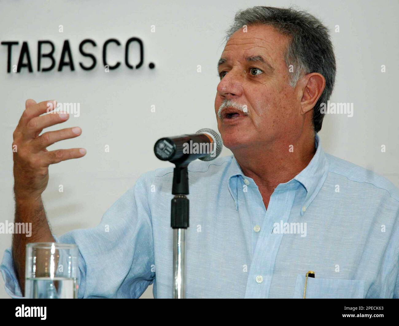 Guatemalan President Oscar Berger speaks during a news conference at the Governor's Palace in Villahermosa, state of Tabasco, Mexico on Monday Feb. 21, 2005. Berger is in Mexico to meet with governors of southern Mexico and will later meet with President Fox. (AP Photo/Luis Lopez) **EFE OUT** Stockfoto