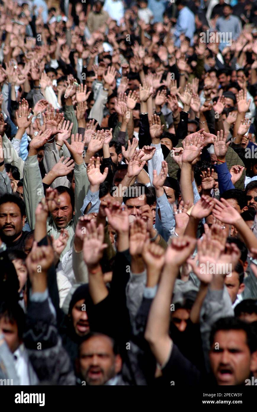 Pakistani Shiite Muslims chant anti U.S. slogans during a Muharram ...