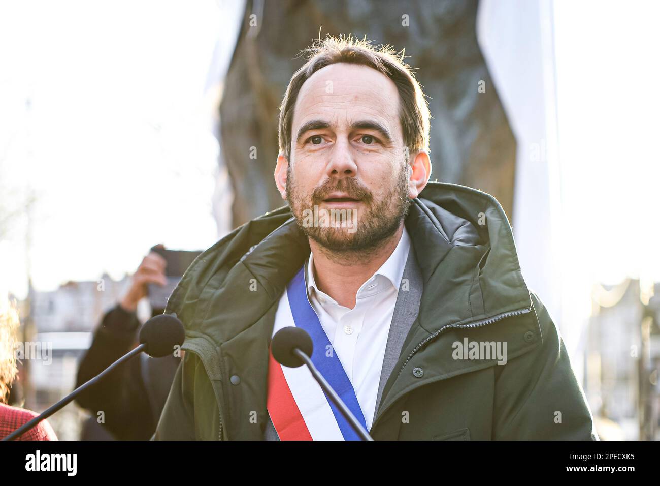 Paris, Frankreich. 16. März 2023. Patrice Bessac, Bürgermeister von Montreuil (PCF, Präsident von Est Ensemble) bei der Eröffnung einer monumentalen Skulptur des syrischen Dichters Abu-l-Ala al-Maari (oder Ma'arri) in Montreuil bei Paris, Frankreich, am 15. März 2023. Kredit: Victor Joly/Alamy Live News Stockfoto